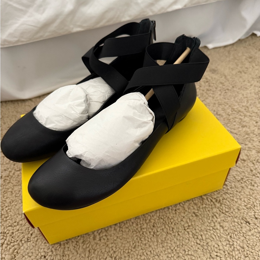 Kenneth Cole Reaction Black Flats with Elastic Strap